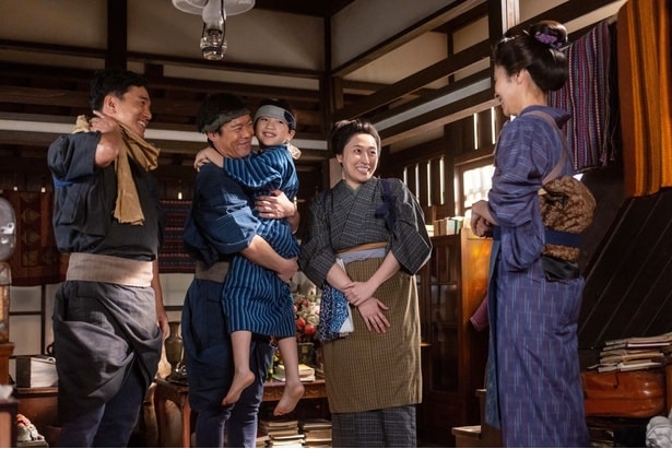 母・美津(水野美紀)の巻き込み力…近所の人のサポートを受けるりん(見上愛)