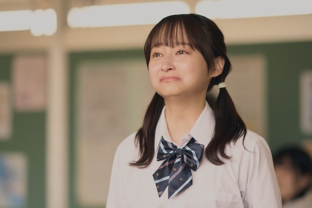 塔子(影山優佳)は片思いの相手と連絡が取れなくなりるな(原菜乃華)に泣きつく
