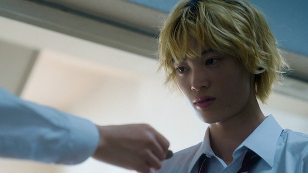 ケンショー(窪塚愛流)は自分に好意を寄せる女子生徒を利用し始める