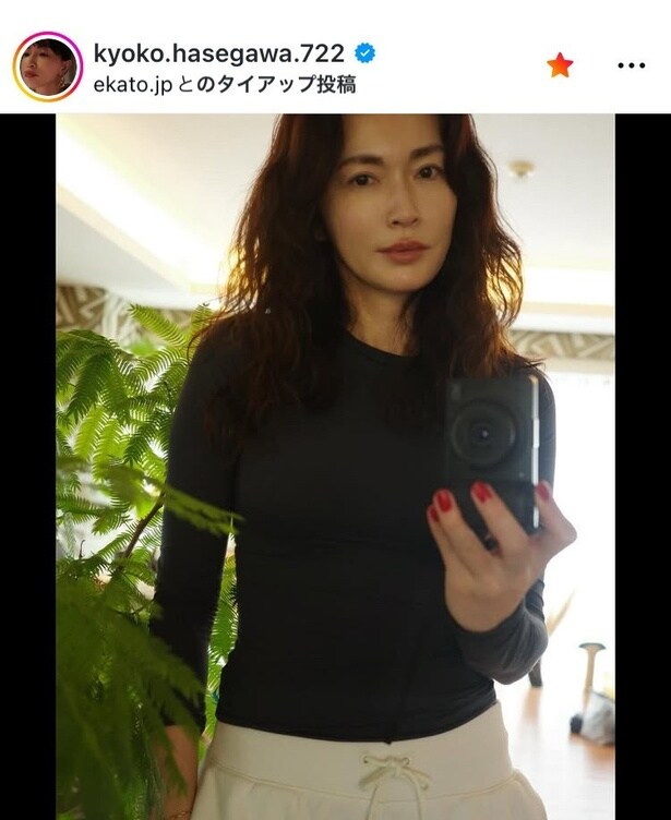 【写真】澄み渡る水面のような美肌…長谷川京子、“黒フィット×美肌”の自撮り