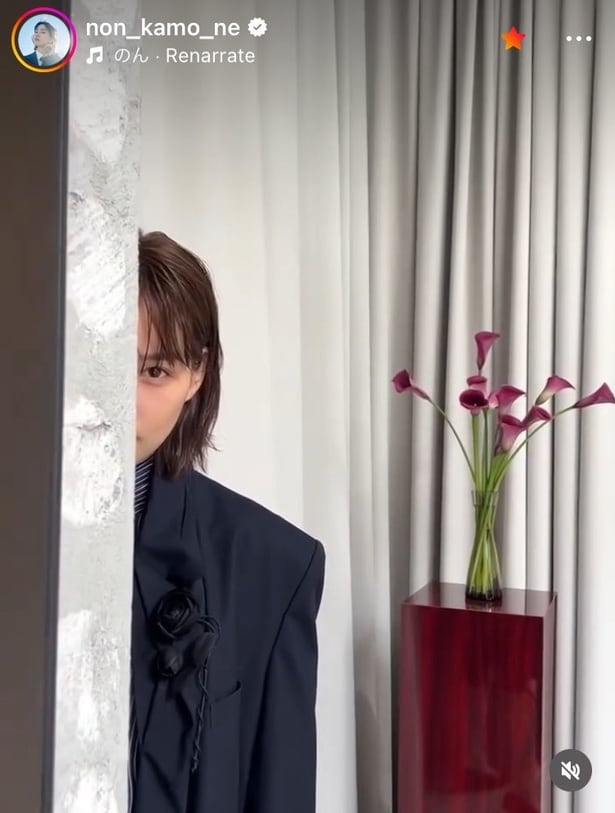 【写真】静寂のギャラリーに忍び込んだよう…のん、“のぞき見している”姿