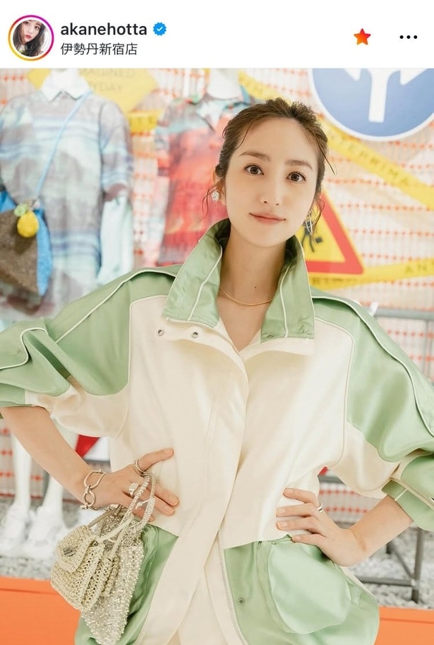【写真】アートの世界に舞い込んだよう…堀田茜、“ミントグリーン”コーデ
