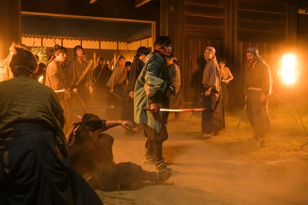 敵衆に自ら突っ込んでいく土方(山田裕貴)