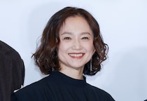 永作博美&ジャルジャル後藤淳平、夫婦演じる2人の仲良しオフショットに「こういう夫婦、憧れです」＜時すでにおスシ!?＞