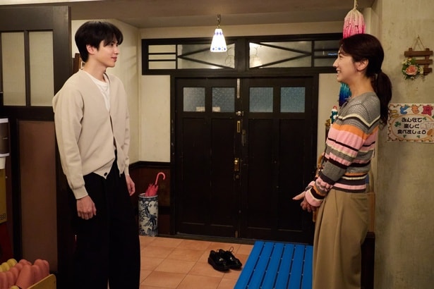 仁村紗和“桃子”は落ち込む志尊淳“ミンソク”に、昔から大切にしている言葉を教える＜10回切って倒れない木はない＞