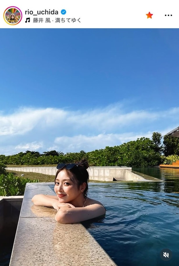 【写真】沖縄の楽園に溶け込んだよう…内田理央、“お団子ヘア”×“自然体笑顔”