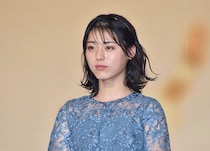 光と影が生み出した芸術のよう…井手上漠、“お母さん似”横顔披露に「表情優しい」「横顔素敵です」の声