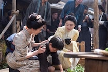 ＜明日の風、薫る＞見上愛“りん”と上坂樹里“直美”、炊き出し中に体調崩した子どもを助けようとする