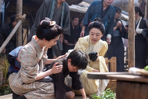 ＜明日の風、薫る＞見上愛“りん”と上坂樹里“直美”、炊き出し中に体調崩した子どもを助けようとする