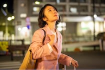 黒木華“茉莉”、偶然出会った野呂佳代“あかり”に「都知事になりませんか」と提案　選挙に挑む物語が始まる＜銀河の一票＞