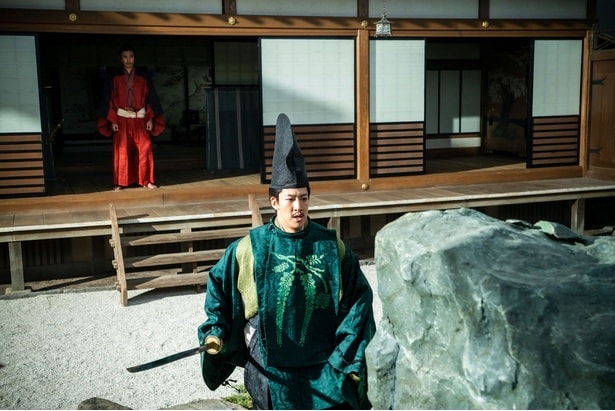 足利義昭(尾上右近)は織田信長(小栗旬)から贈られた藤戸石を斬りつける
