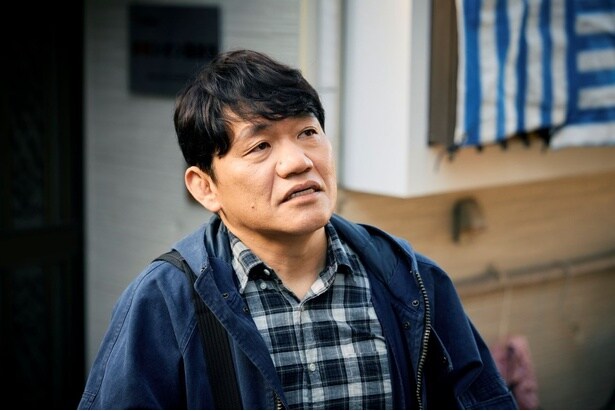 両親が殺された日の昼間に父を訪ねてきた男(飯尾和樹)を田鎖兄弟は31年間探しているが…