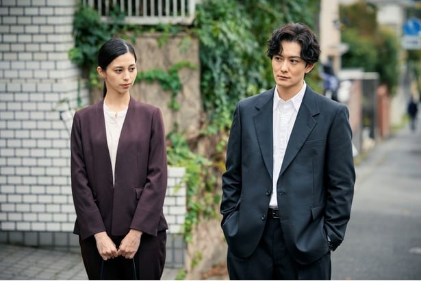 真(岡田将生)とバディを組む刑事の詩織(中条あやみ)
