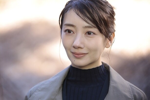 波瑠“朋”が黒島結菜“日名子”のピンチを救ったシーンに「かっこよ」「ホルスキター!」と視聴者興奮＜未解決の女＞