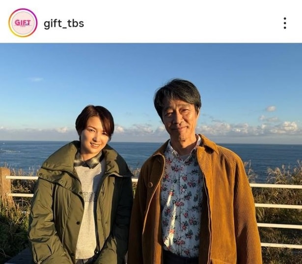 【写真】堤真一&吉瀬美智子、夕日に照らされる2人のスマイルショット