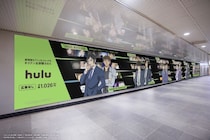 江戸川コナンや萩原千速らが登場、劇場版「名探偵コナン」全28作品の名シーンが詰まった屋外広告が展開中