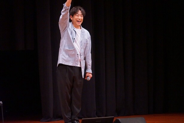 迫田孝也、観客の声援に満面の笑顔で応える