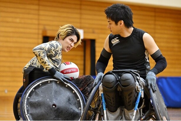 伍鉄(堤真一)は涼(山田裕貴)と圭二郎(本田響矢)を対決させる