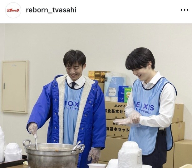 【写真】高橋一生＆鈴鹿央士が笑顔で料理する仲睦まじい2ショット
