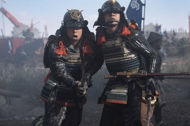 小一郎(仲野太賀)は初めて血に染まった刀から手を離せなくなる