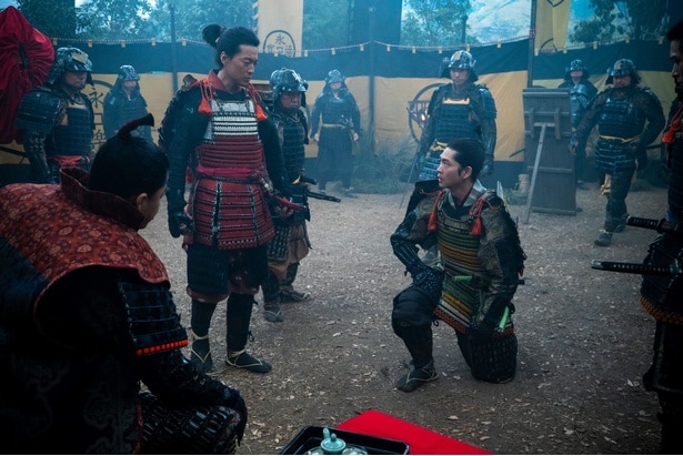 徳川家康(松下洸平)、織田信長(小栗旬)の無言の圧に思わず跪く