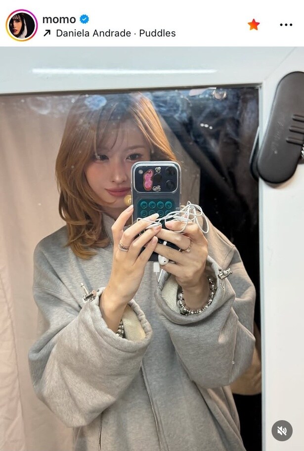 【写真】「ささりました」「最高の女の子」…TWICE・モモ、“つぶらな瞳”の自撮り