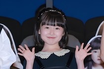 池村碧彩、リビングとアトリエを繋ぐ“穴”から笑顔で登場するオフショットが「遊び心満載」と反響＜タツキ先生は甘すぎる！＞