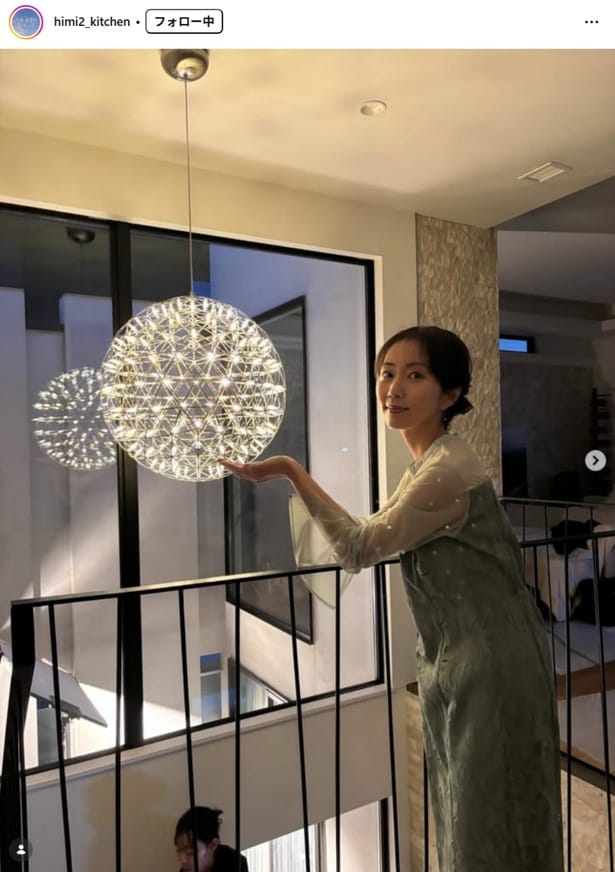 【写真】満月のようなライトに手を添える木南晴夏が美しい…