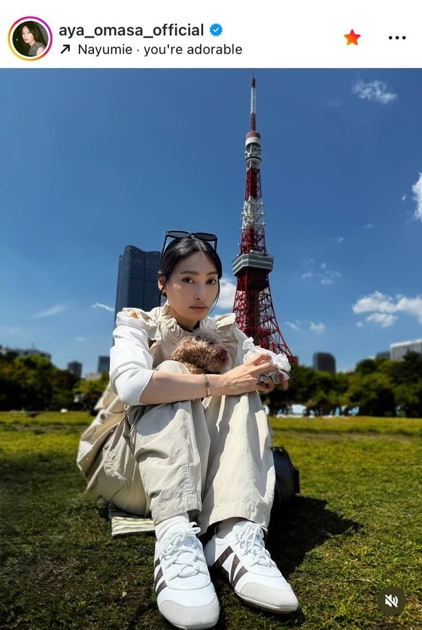 【写真】青空に選ばれた主役のよう…大政絢、“東京タワー×愛犬”ベージュコーデ