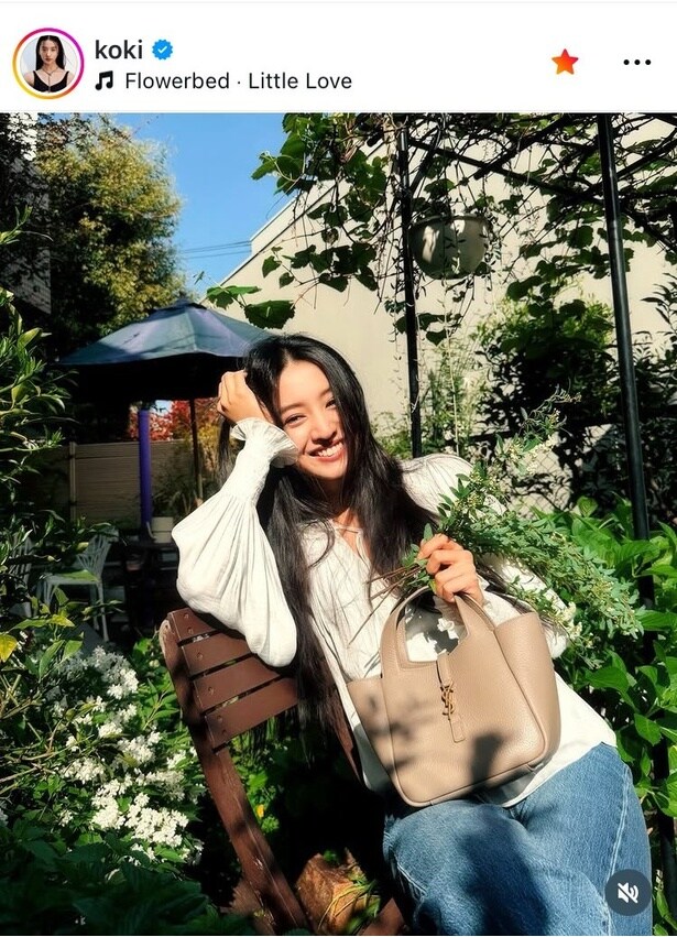 【写真】Koki,、手に白い野花×清楚なブラウスで美少女の“笑顔”姿