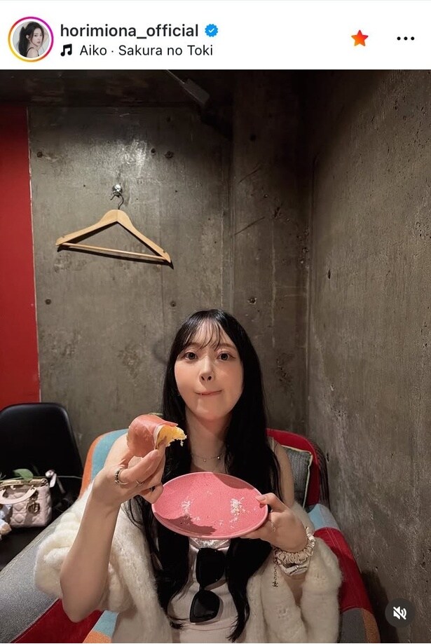 【写真】愛嬌が全開にあふれ出たよう…堀未央奈、“お茶目な食べ物頬張り”姿