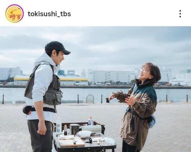 【写真】永作博美がのけっぞて笑う松山ケンイチとの仲良し2ショット