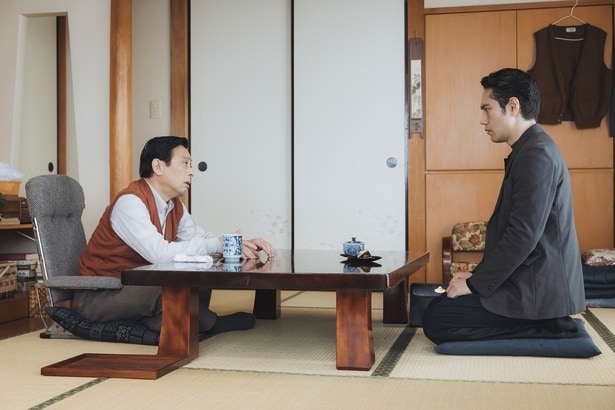 かつての師匠・土方(金田明夫)を訪ねた大江戸(松山ケンイチ)