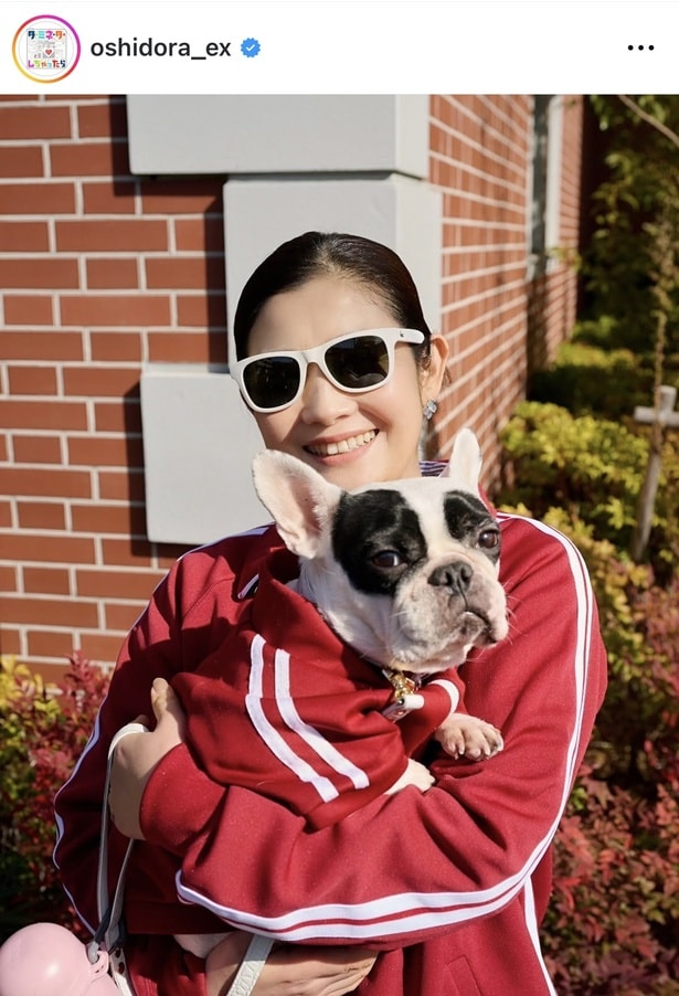 【写真】石田ひかり×フレンチブルドッグの“アンドレ”のおそろいコーディネート