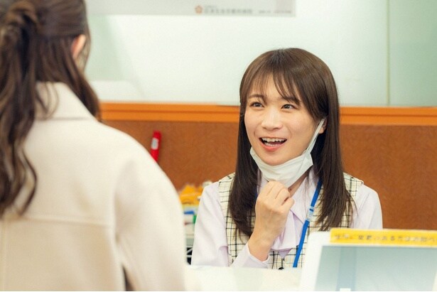 沙也香(秋元真夏)がアサ(宮澤エマ)に急接近