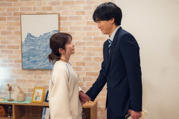 アサ(宮澤エマ)は哲也(浅香航大)に子供を産む決意を告げる