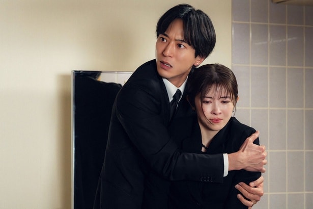 哲也(浅香航大)は愛子(西田尚美)からアサ(宮澤エマ)を守る