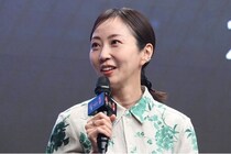 木南晴夏、満面笑顔の全力ダブルピース姿がかわいいオフショットに「表情とポーズがいい」＜今夜、秘密のキッチンで＞