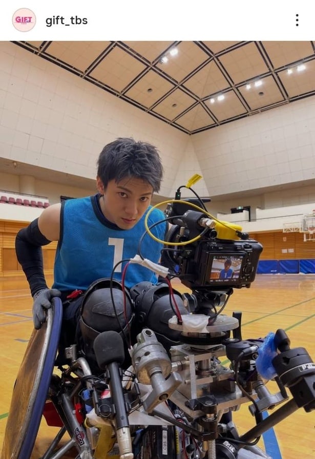 【写真】ハイテクカメラをつけた競技用の車いすに乗る山田裕貴