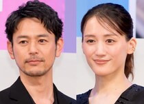綾瀬はるか＆妻夫木聡が海辺で寄り添う密着2ショットに「癒される」「いい夫婦」の声