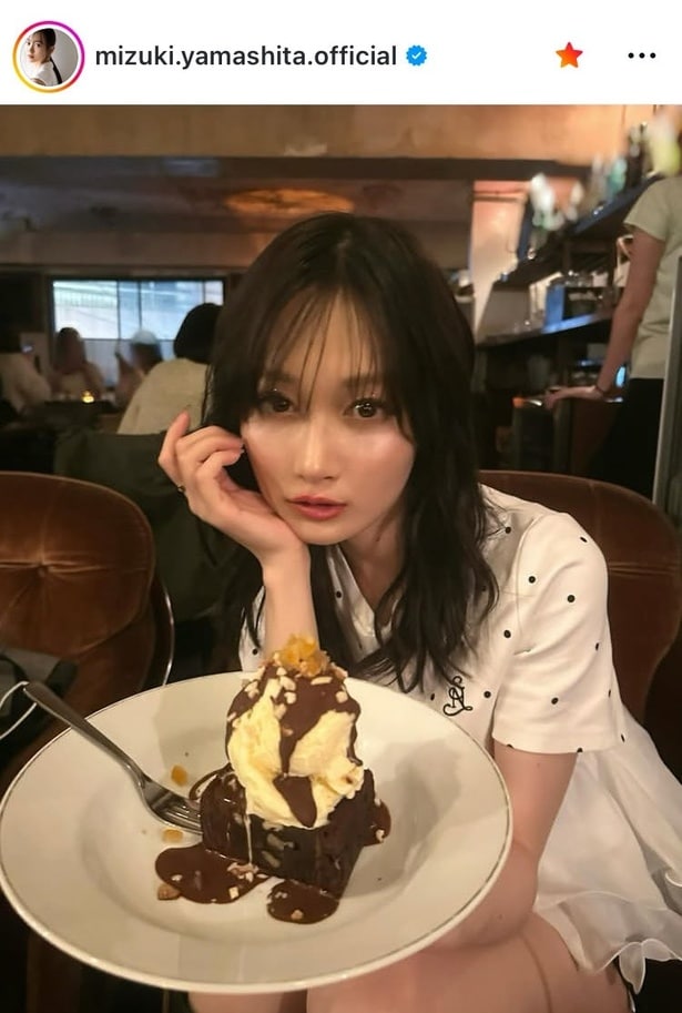【写真】「夜の、甘いもの」を前にした誘惑…山下美月、色気漂う“うるうる流し目”ショット
