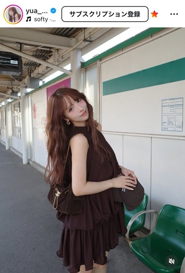 【写真】この色、この角度、全部が完璧…三上悠亜、ブラウン「私服」姿