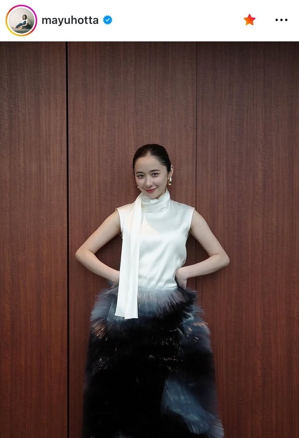 【写真】白サテンに舞う黒フェザー…堀田真由、映画試写会で“息をのむ”気品あるコーデ