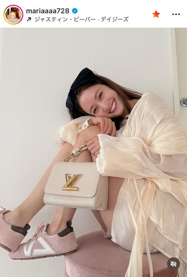 【写真】まるで“パリの春”が部屋に来たよう…谷まりあ、ヴィトン×“はにかみ笑顔”姿