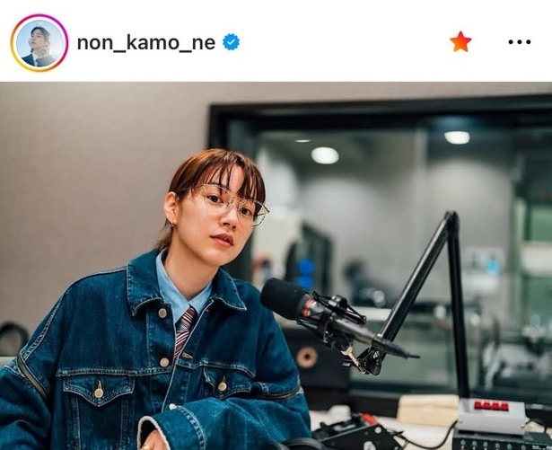 【写真】メガネ姿でもやっぱり等身大…のん、ネクタイ姿の“知的変身”姿