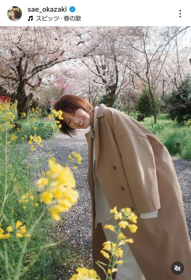 【写真】岡崎紗絵、京都の満開の桜を背景にスマイルショット