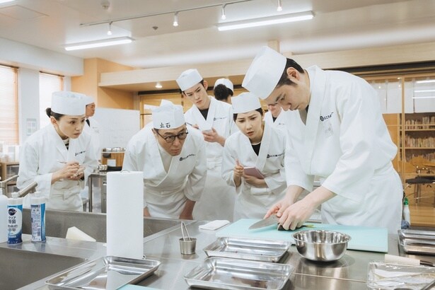  大江戸(松山ケンイチ)の厳しい指導の下で鮨の技術を学んでいくみなと(永作博美)たち