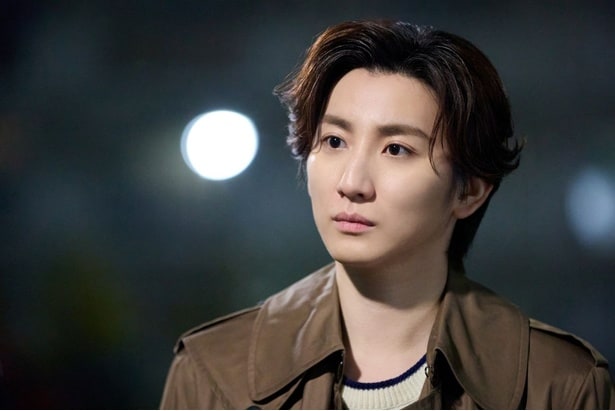 桃子に密かに想いを寄せている、幼なじみ・拓人(京本大我)