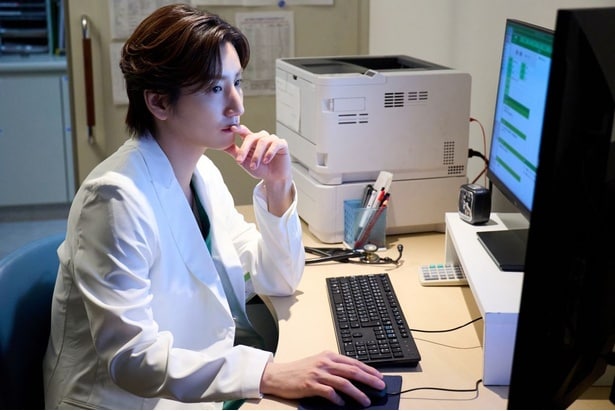 23年前のカルテを見ながら、考え込む拓人(京本大我)。その胸中は…