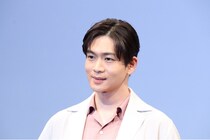 松下洸平、国会議事堂を背にしたスーツ姿の振り向き全身ショットに「爽やかすぎて眩しい」の声＜銀河の一票＞